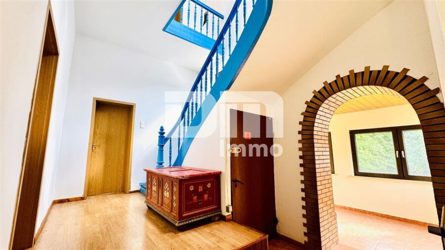Großzügiges Einfamilienhaus mit viel Platz, riesigem Gartenareal und viel Potenzial - EG Treppenaufgang / Flur / Diele